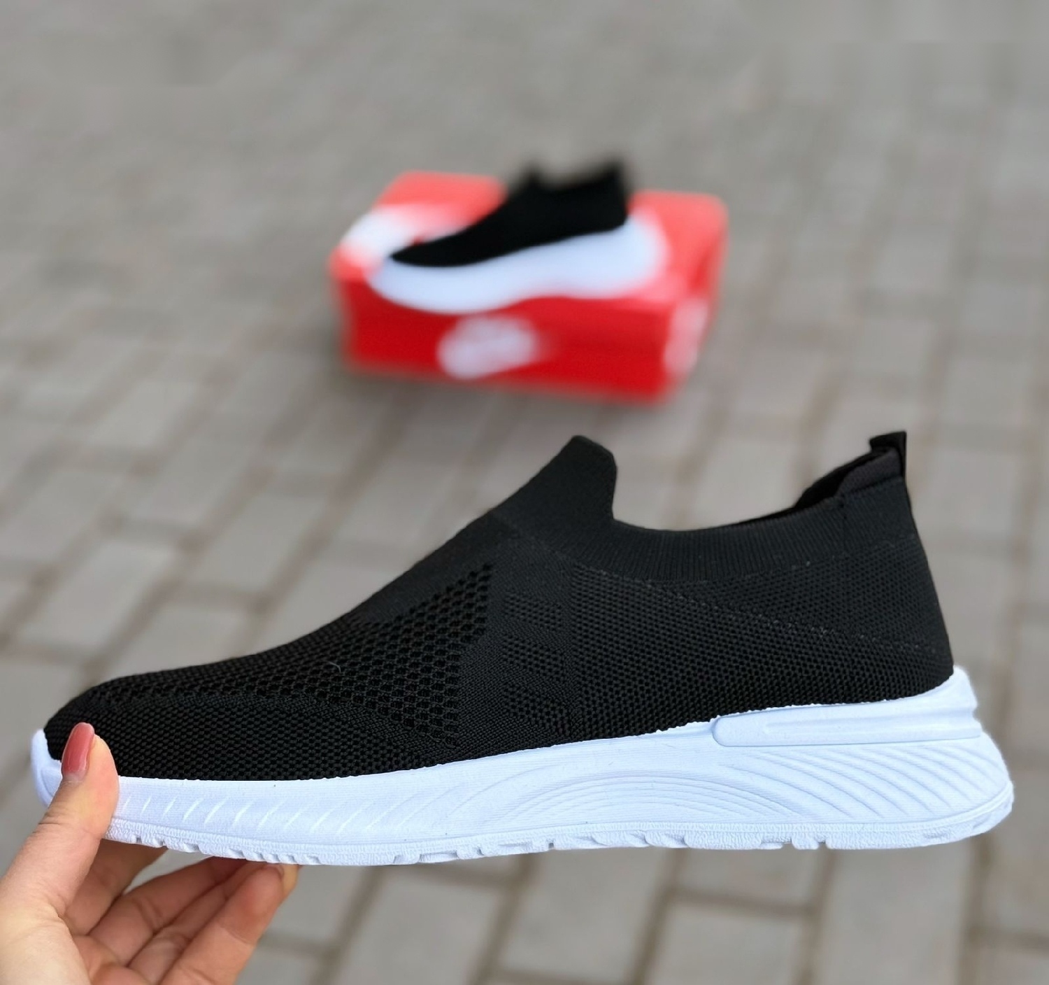 Кроссовки Nike на красной коробке